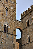 Volterra Piazza dei Priori - Dettaglio della Torre del Porcellino, oggi incorporata nel palazzo del podest.